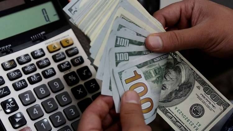 الدولار قرب أدنى مستوى في أسبوعين مع انخفاض العوائد الأمريكية
