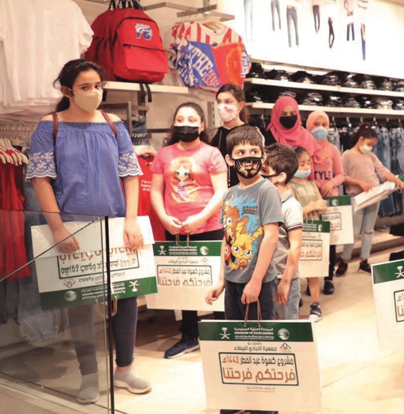 جانب من توزيع مركز الملك سلمان للإغاثة كسوة عيد الفطر للأطفال الأيتام في لبنان