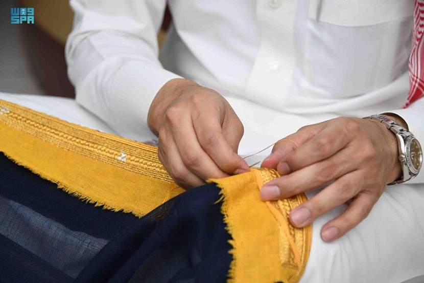 حياكة المشلح الأحسائي.. مهنة توارثها الأبناء من الآباء