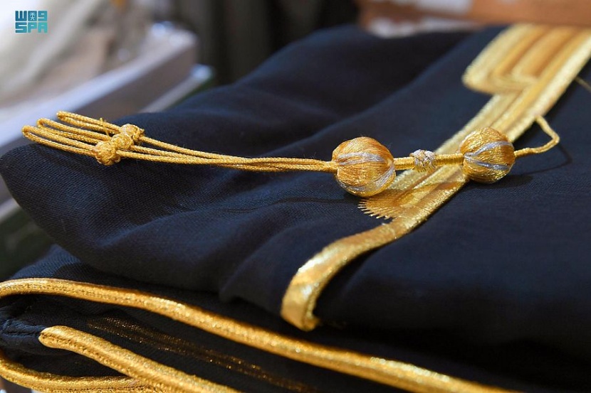 حياكة المشلح الأحسائي.. مهنة توارثها الأبناء من الآباء