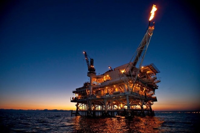 النفط يصعد باتجاه أعلى مستوياته في عامين .. برنت والأمريكي يقفزان 1.8 % 