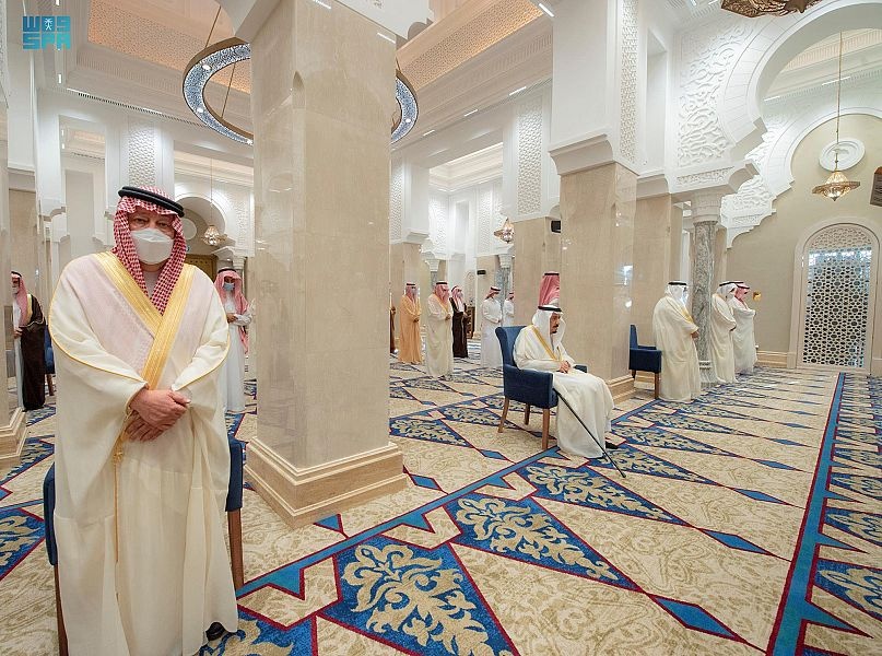 خادم الحرمين الشريفين يؤدي  صلاة عيد الفطر المبارك في نيوم