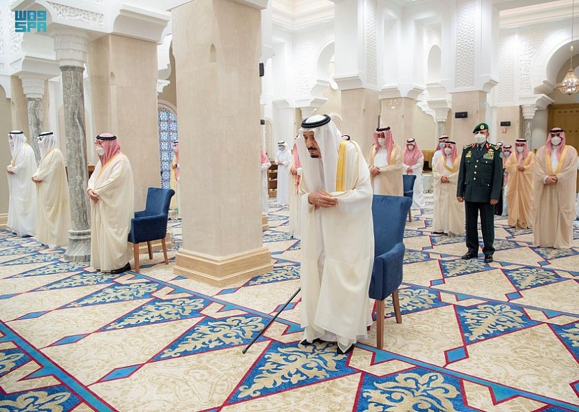 خادم الحرمين الشريفين يؤدي  صلاة عيد الفطر المبارك في نيوم