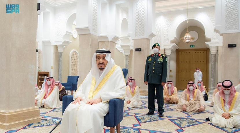 خادم الحرمين الشريفين يؤدي  صلاة عيد الفطر المبارك في نيوم