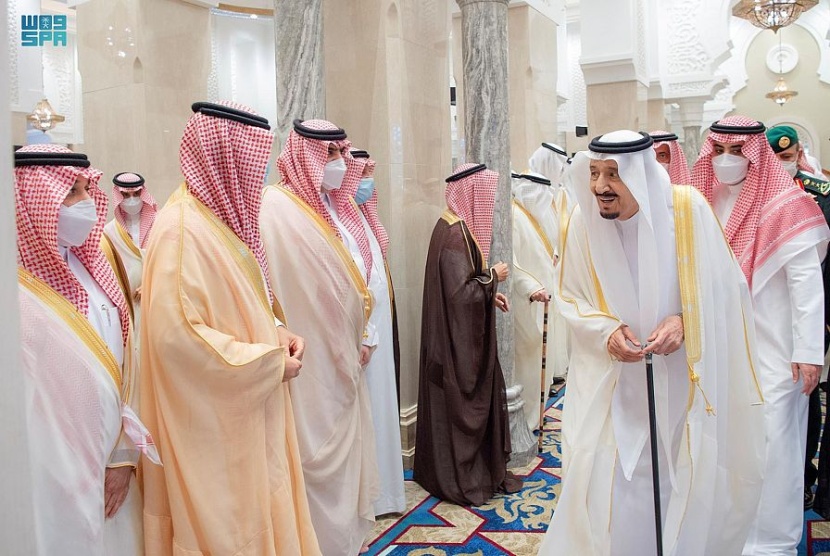 خادم الحرمين الشريفين يؤدي  صلاة عيد الفطر المبارك في نيوم