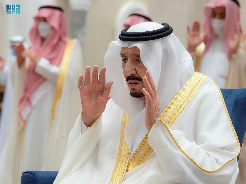 خادم الحرمين الشريفين يؤدي  صلاة عيد الفطر المبارك في نيوم