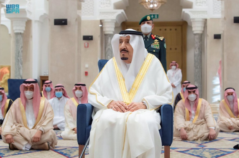 خادم الحرمين الشريفين يؤدي  صلاة عيد الفطر المبارك في نيوم