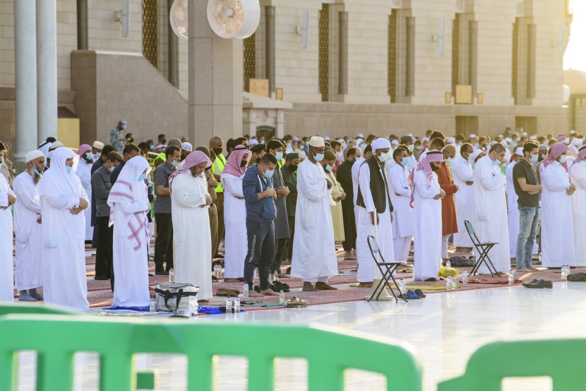 جموع المصلين يؤدون صلاة العيد في المسجد النبوي