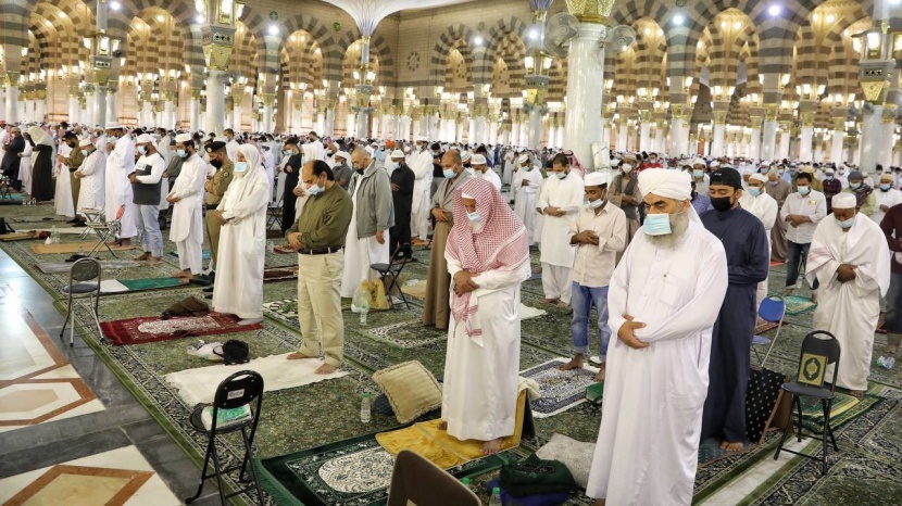 جموع المصلين يؤدون صلاة العيد في المسجد النبوي