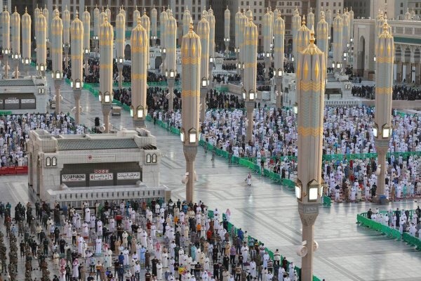 جموع المصلين يؤدون صلاة العيد في المسجد النبوي