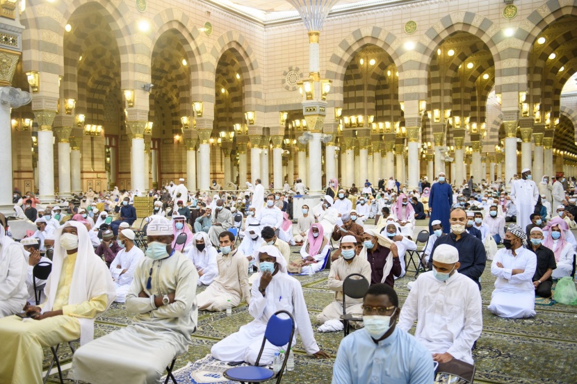 جموع المصلين يؤدون صلاة العيد في المسجد النبوي