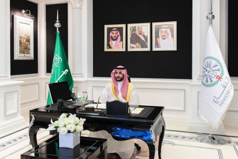ولي العهد يعايد منسوبي وزارة الدفاع بمناسبة حلول عيد الفطر المبارك