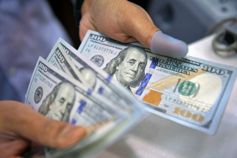 الدولار يهبط بعد تهدئة الاتحادي لتوتر التضخم الأمريكي
