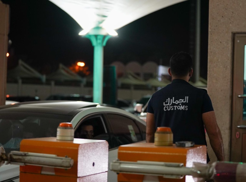 ازدحام على منفذ جسر الملك فهد قبيل سريان قرار السماح بالسفر خارج المملكة