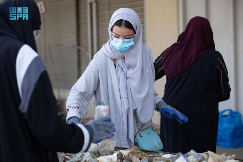 طالبات سعوديات يحولن مخلفات البحر إلى مجسمات جمالية في جدة