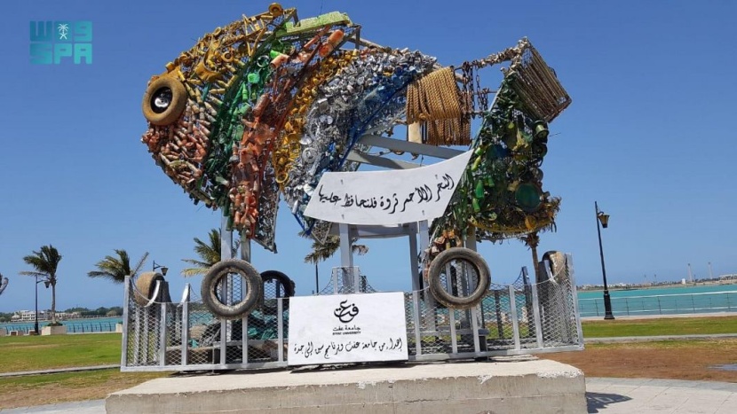 طالبات سعوديات يحولن مخلفات البحر إلى مجسمات جمالية في جدة