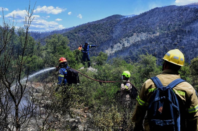 اليونان تواجه كارثة بيئية ضخمة .. الحرائق تضرب سلسلة يرانيا الجبلية