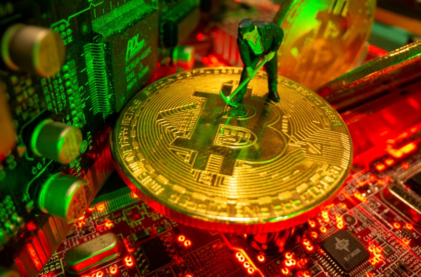 "بيتكوين" تهبط 8% مع اتجاهها إلى تكبد أكبر خسارة شهرية