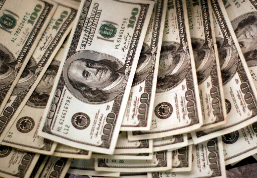 بيانات أمريكية مخيبة للآمال تدفع الدولار للهبوط 