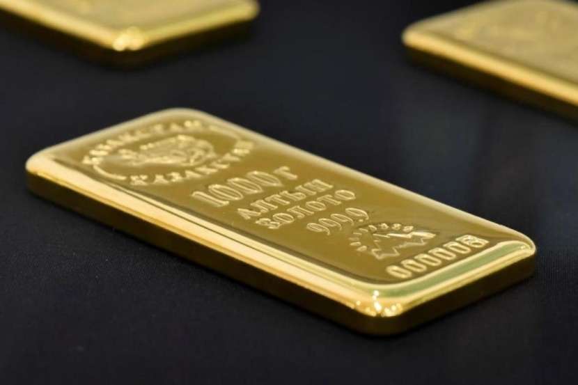 الذهب يتراجع عن ذروة شهرين وقوة الدولار تحد من جاذبيته