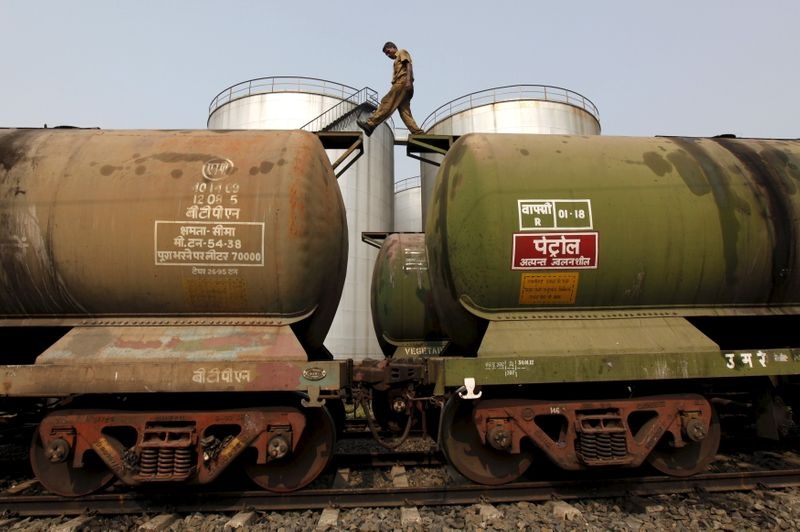 ارتفاع واردات النفط الهندية في مارس لكن الجائحة تلقي بظلالها