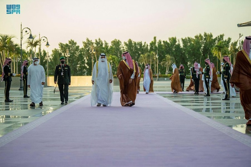 ولي العهد يبحث مع الشيخ محمد بن زايد التطورات الإقليمية والدولية