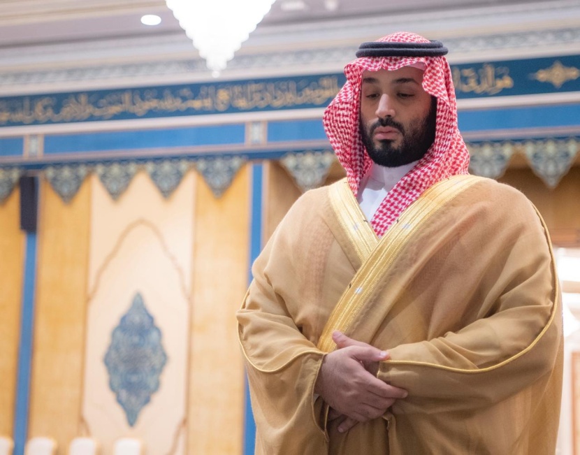ولي العهد يؤدي صلاة الميت على والدة نائب أمير الرياض