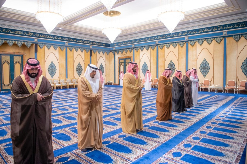 ولي العهد يؤدي صلاة الميت على والدة نائب أمير الرياض
