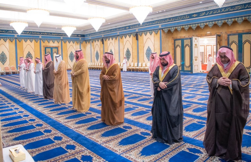 ولي العهد يؤدي صلاة الميت على والدة نائب أمير الرياض