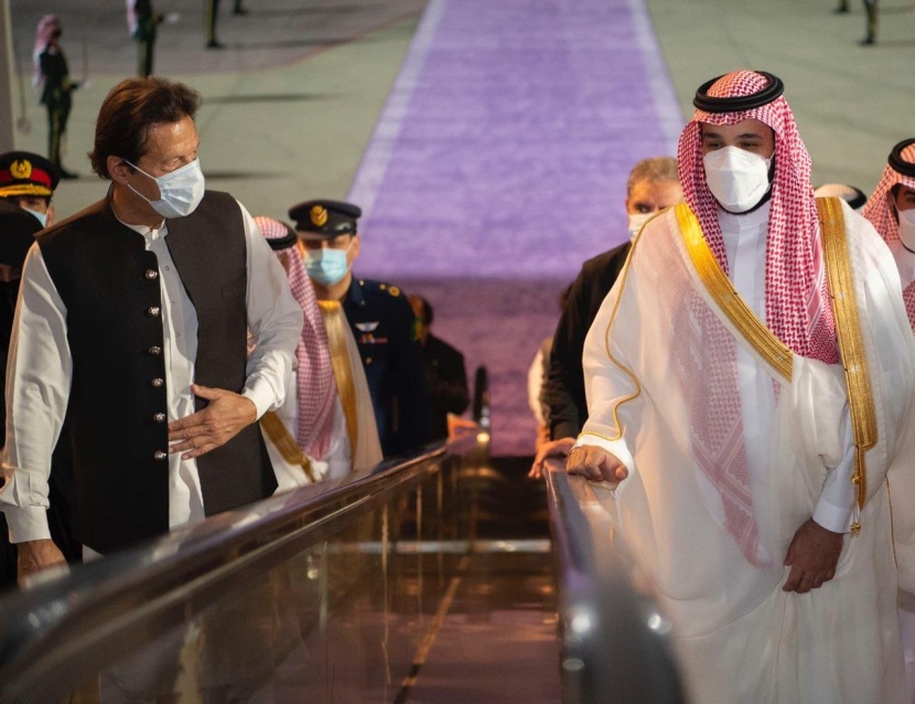 ولي العهد يستقبل رئيس وزراء باكستان لدى وصوله المملكة