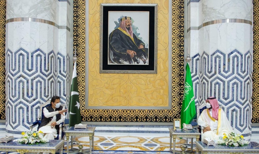 ولي العهد يستقبل رئيس وزراء باكستان لدى وصوله المملكة