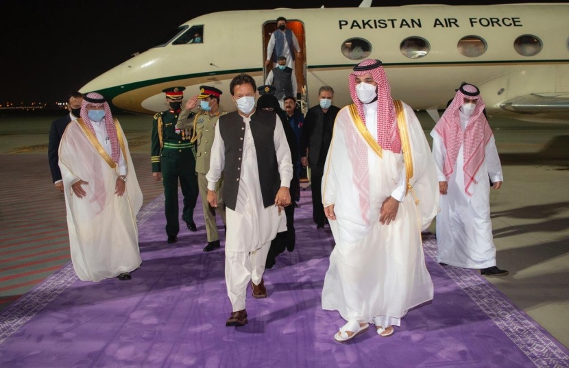 ولي العهد يستقبل رئيس وزراء باكستان لدى وصوله المملكة