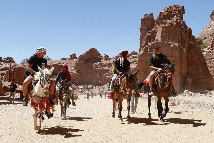في مدينة البتراء الأثرية الخالية من السياح الحيوانات الناقلة تتضور جوعا 