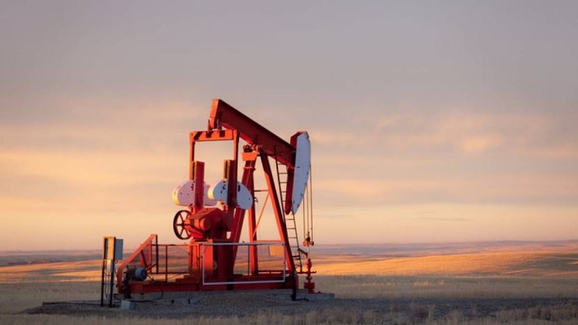 أسعار النفط تتماسك رغم التقلبات .. زيادة مخزونات البنزين الأمريكية تربك حسابات السوق