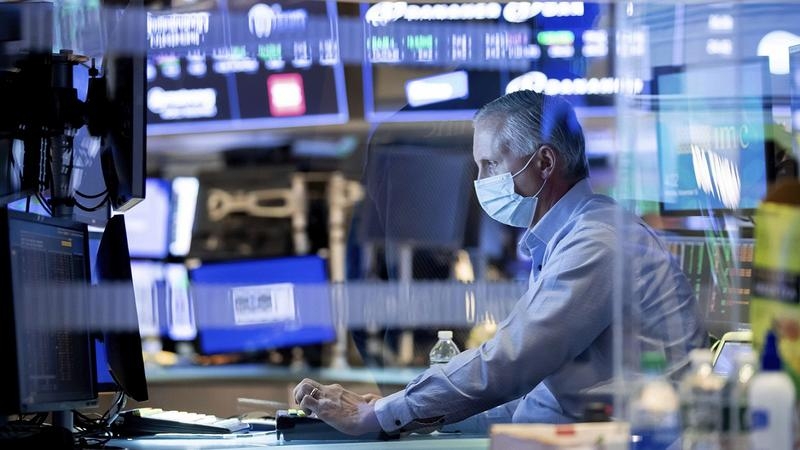 صناديق الأسهم تتلقى أقل تدفقات في 2021 والسندات تستقطب 12.5 مليار دولار
