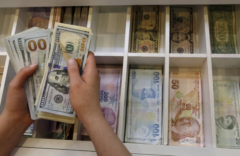 تقطع السبل بالدولار مع تجاهل المستثمرين لارتفاع التضخم .. والذهب يفقد 1 %