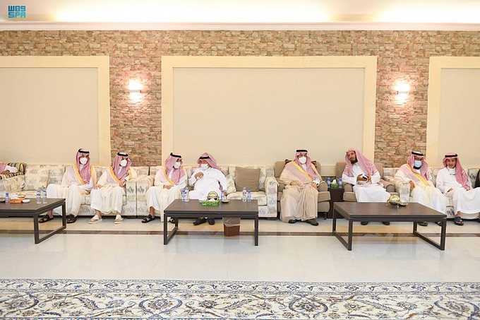 أمير منطقة الرياض يعزي أسرة الشيخ ناصر الشثري