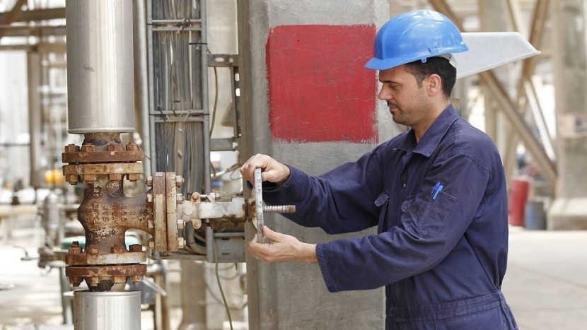 العراق يتجه إلى تقليل استيراد البنزين 50 % عبر برنامج لرفع طاقة التكرير
