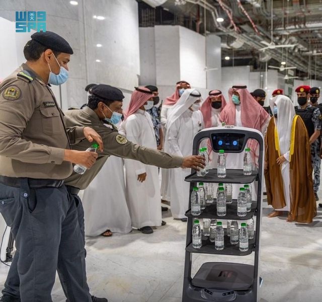 في الحرمين الشريفين .. روبوت يوزع مياه زمزم