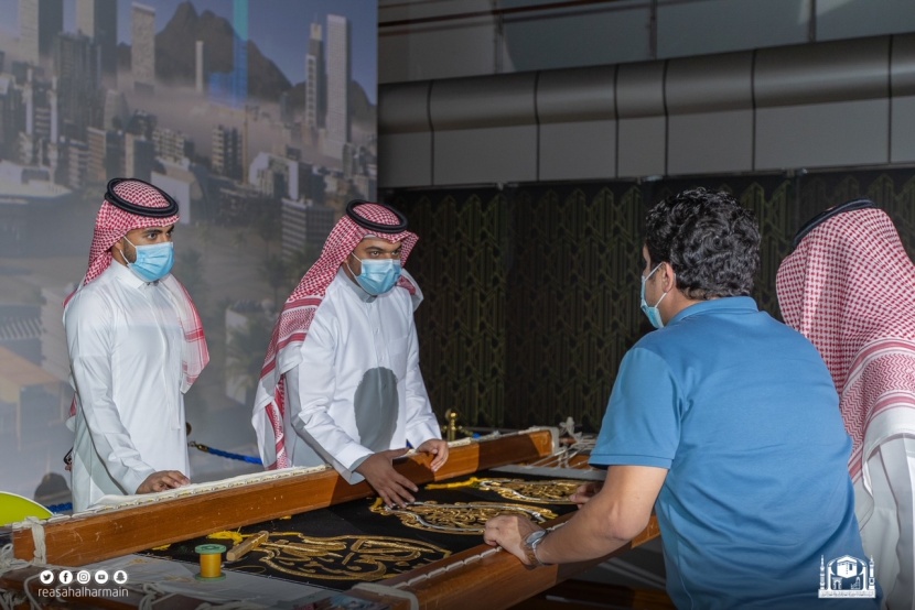  حياكة كسوة الكعبة المشرفة تجذب زوار معرض مشروعات مكة الرقمي في قبة جدة