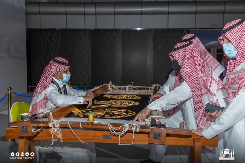  حياكة كسوة الكعبة المشرفة تجذب زوار معرض مشروعات مكة الرقمي في قبة جدة