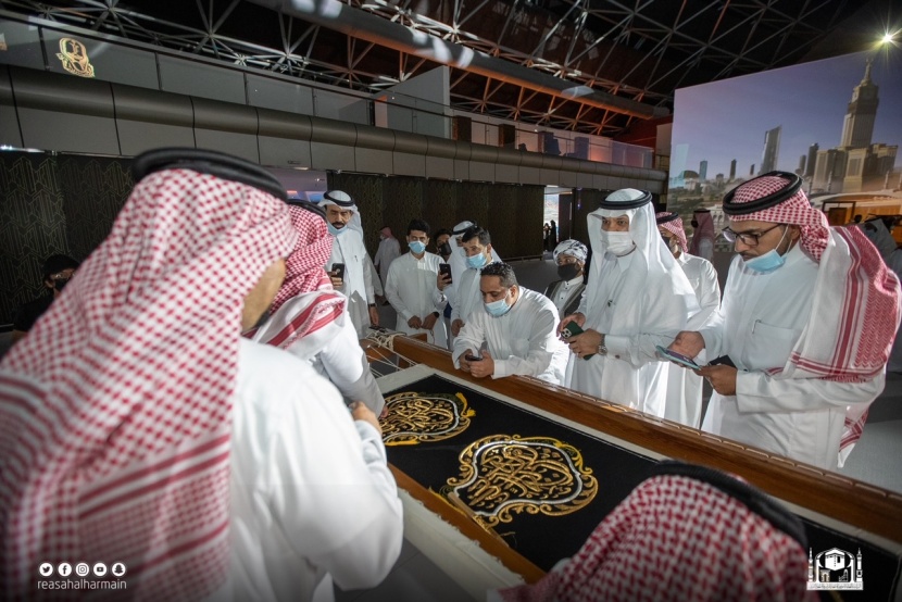  حياكة كسوة الكعبة المشرفة تجذب زوار معرض مشروعات مكة الرقمي في قبة جدة