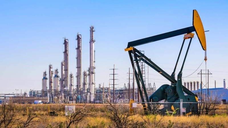 تراجع أسعار النفط 0.6% مع ارتفاع الدولار 