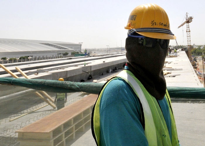 سلطنة عمان: العمالة الأجنبية تراجعت 200 ألف في عام حتى مارس