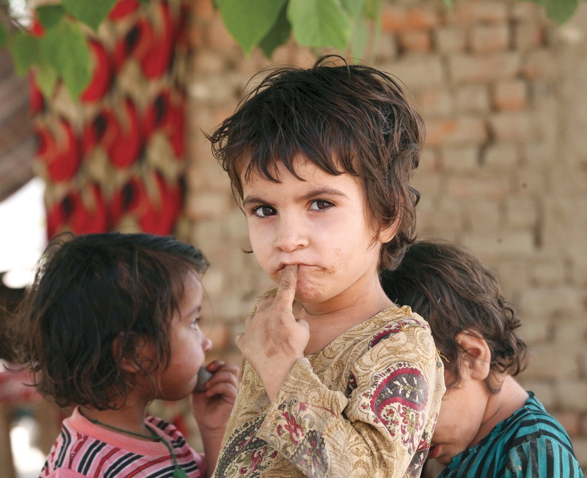 طفلة أفغانية في مخيم للاجئين في ضواحي بيشاور الباكستانية