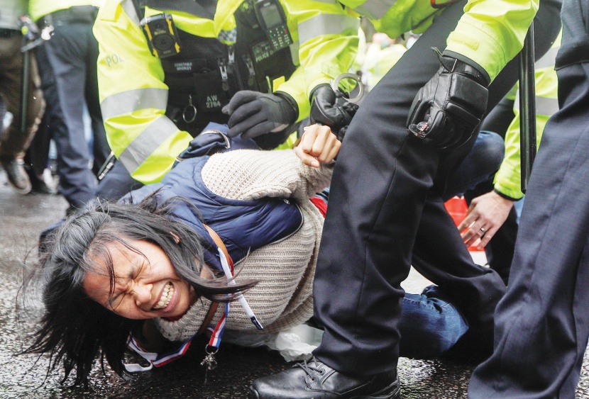 الشرطة البريطانية تعتقل متظاهرة خلال احتجاجات مناهضة للقاح كورونا في لندن