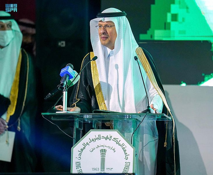  أمير الشرقية  يرعى حفل تخريج الدفعتين الـ 50 و51 لطلبة جامعة الملك فهد للبترول والمعادن