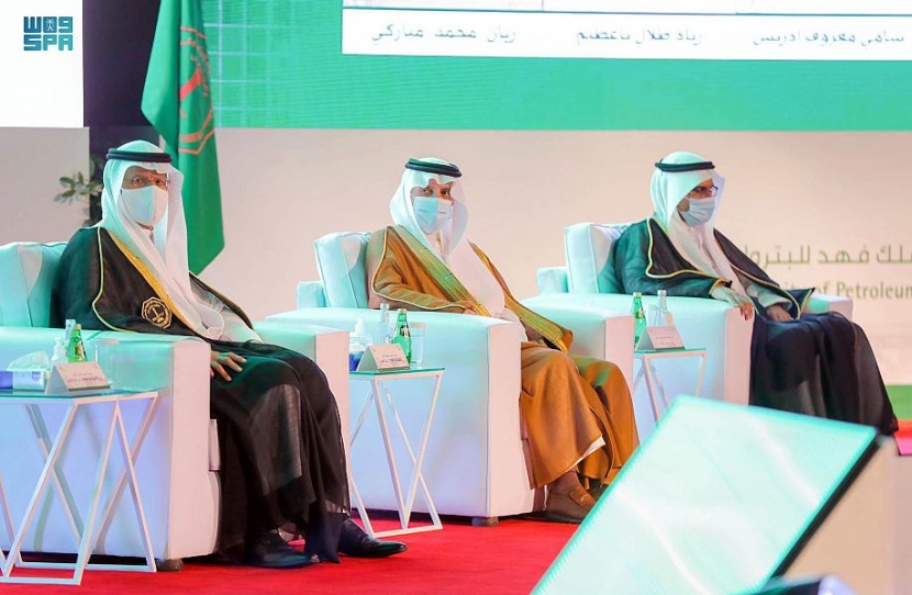  أمير الشرقية  يرعى حفل تخريج الدفعتين الـ 50 و51 لطلبة جامعة الملك فهد للبترول والمعادن
