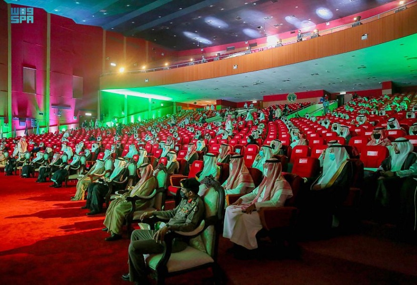  أمير الشرقية  يرعى حفل تخريج الدفعتين الـ 50 و51 لطلبة جامعة الملك فهد للبترول والمعادن