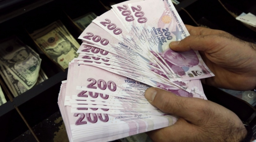الليرة التركية تفقد أكثر من 1% متجاوزة 8.7 مقابل الدولار